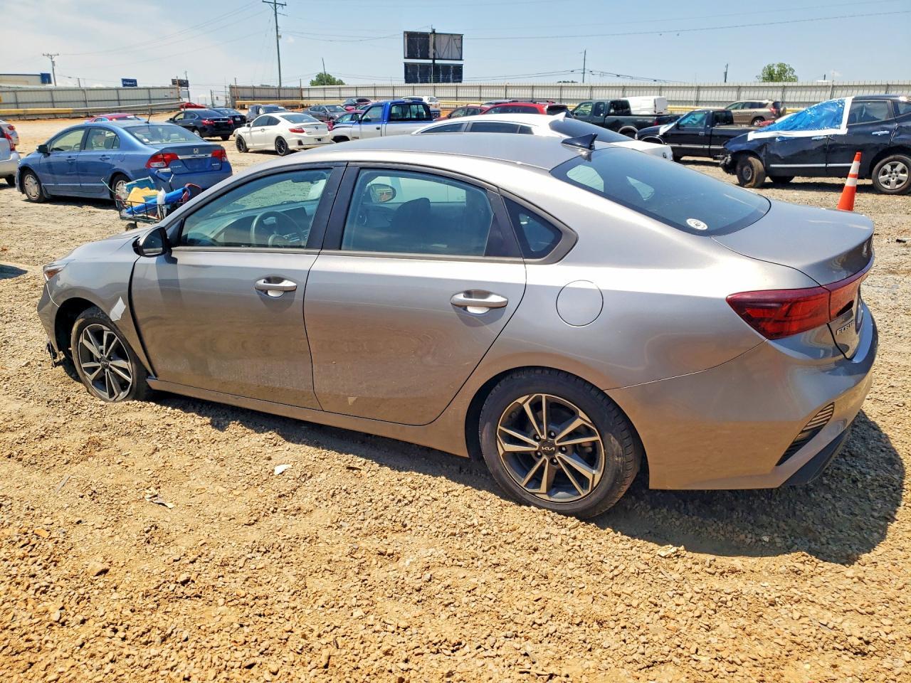 2023 Kia Forte Lxs - Image 2