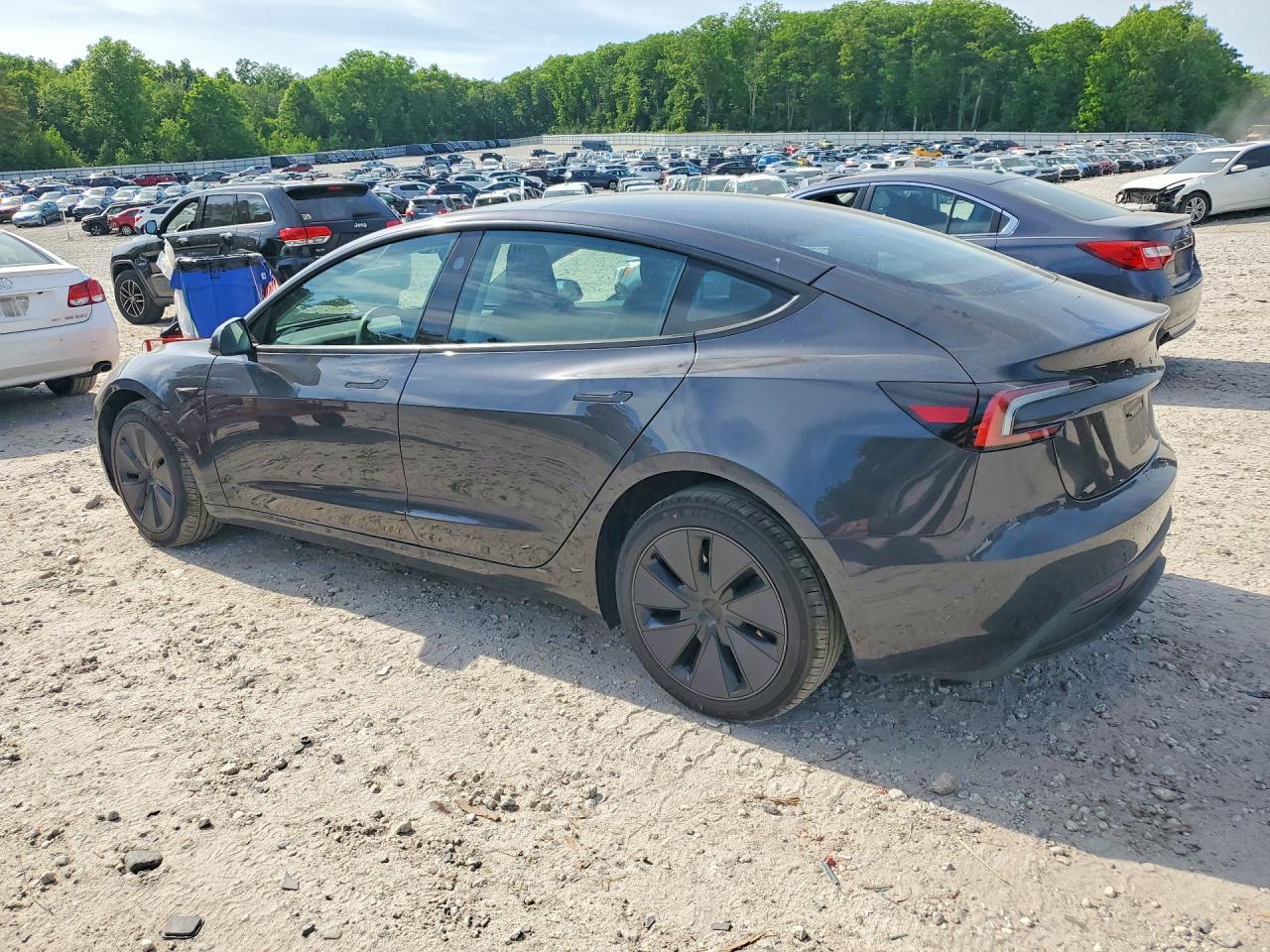 2026 Tesla Model 3 - Фото 2