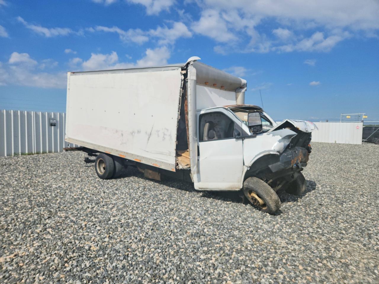 2006 GMC Savana Box Truck - Image 4