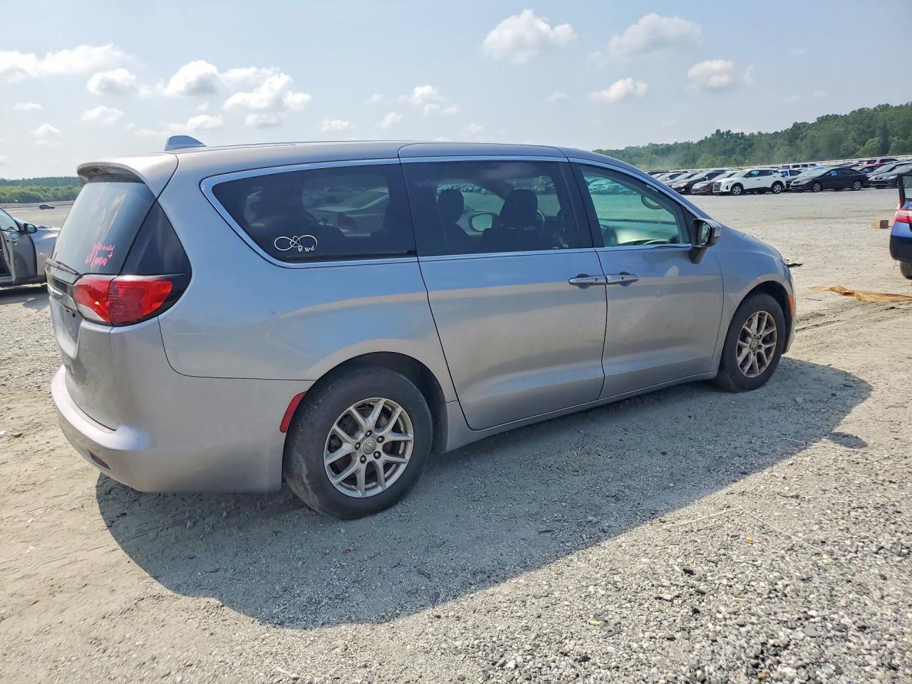 2017 Chrysler Pacifica Touring - Image 3