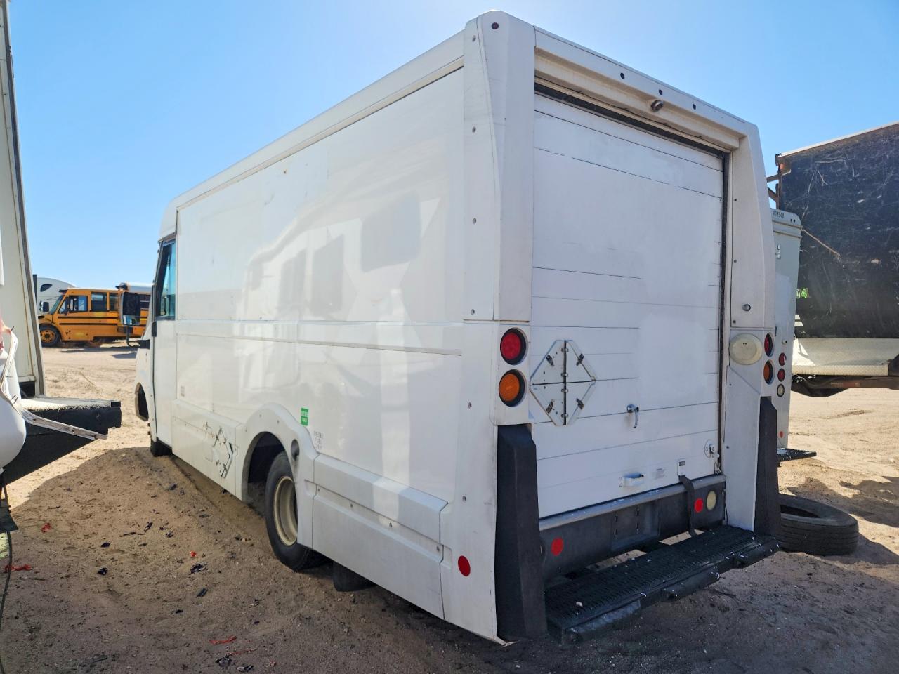 2015 Isuzu Npr Step Van - Image 2