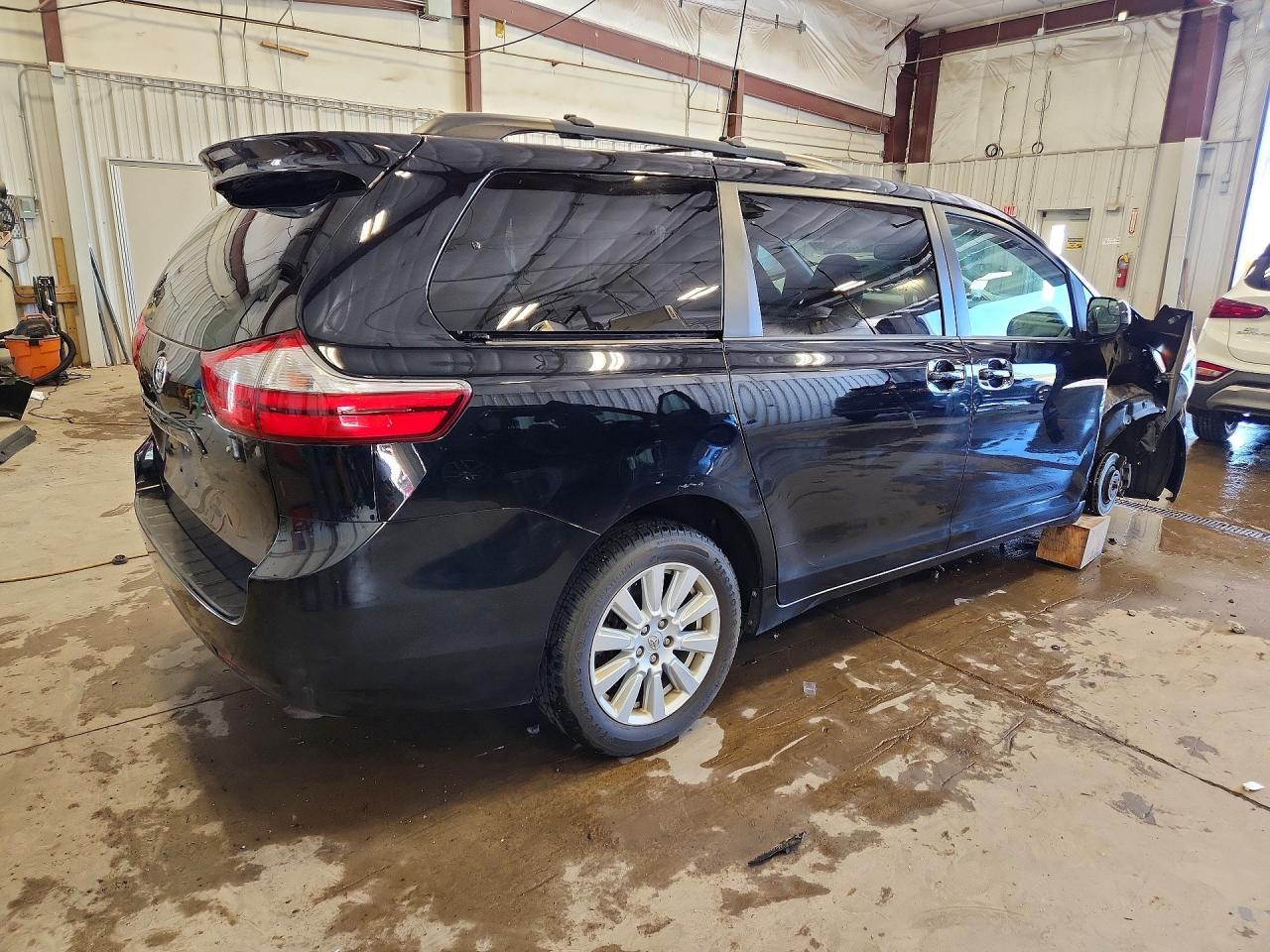 2017 Toyota Sienna Le - Фото 3