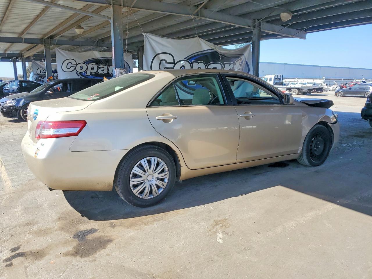 2010 Toyota Camry Le - Фото 3