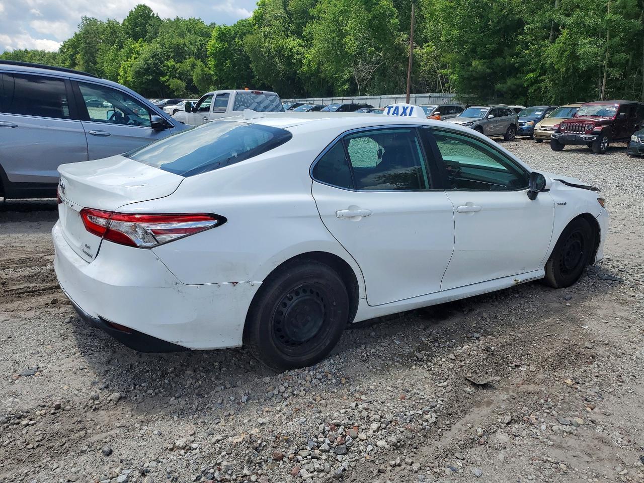 2019 Toyota Camry Le - Фото 3