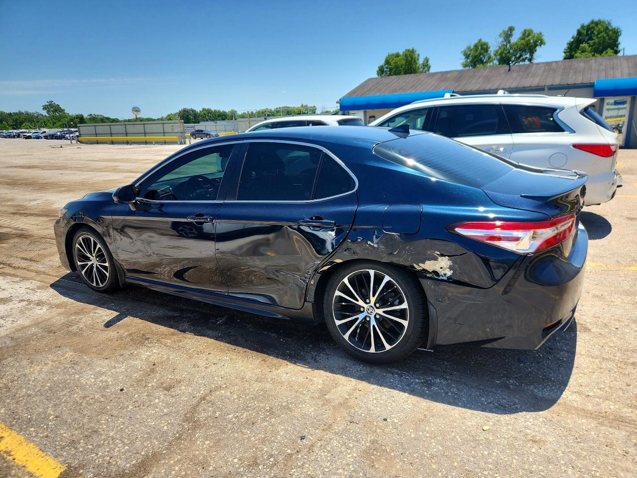 2020 Toyota Camry Se - Фото 2