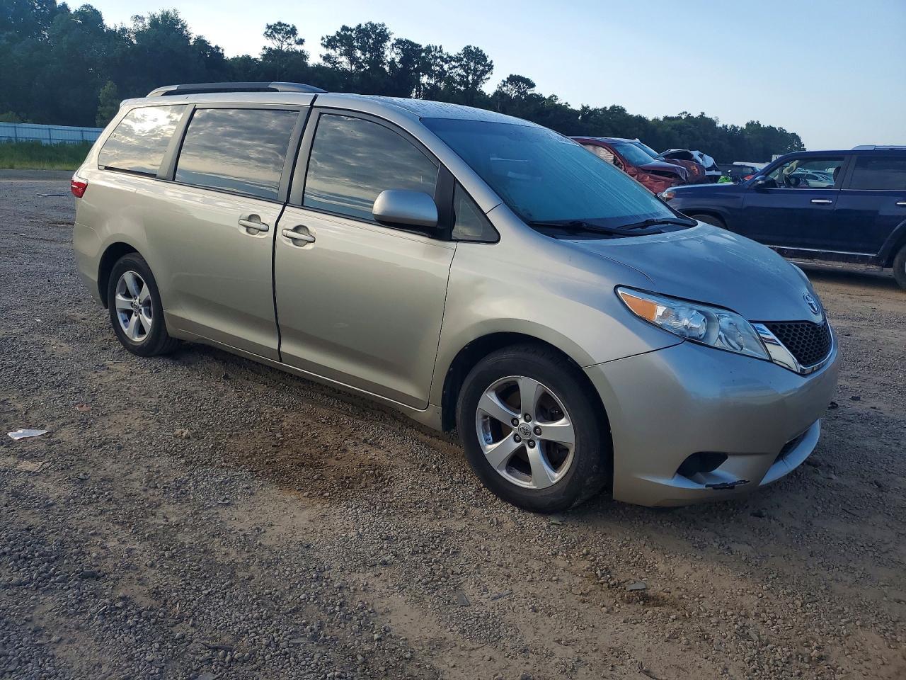 2017 Toyota Sienna Le - Фото 4