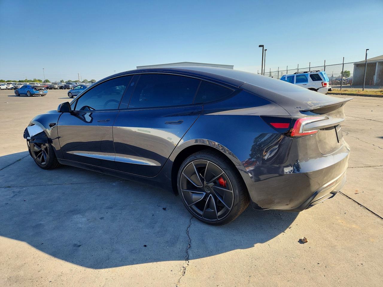 2026 Tesla Model 3 - Фото 2