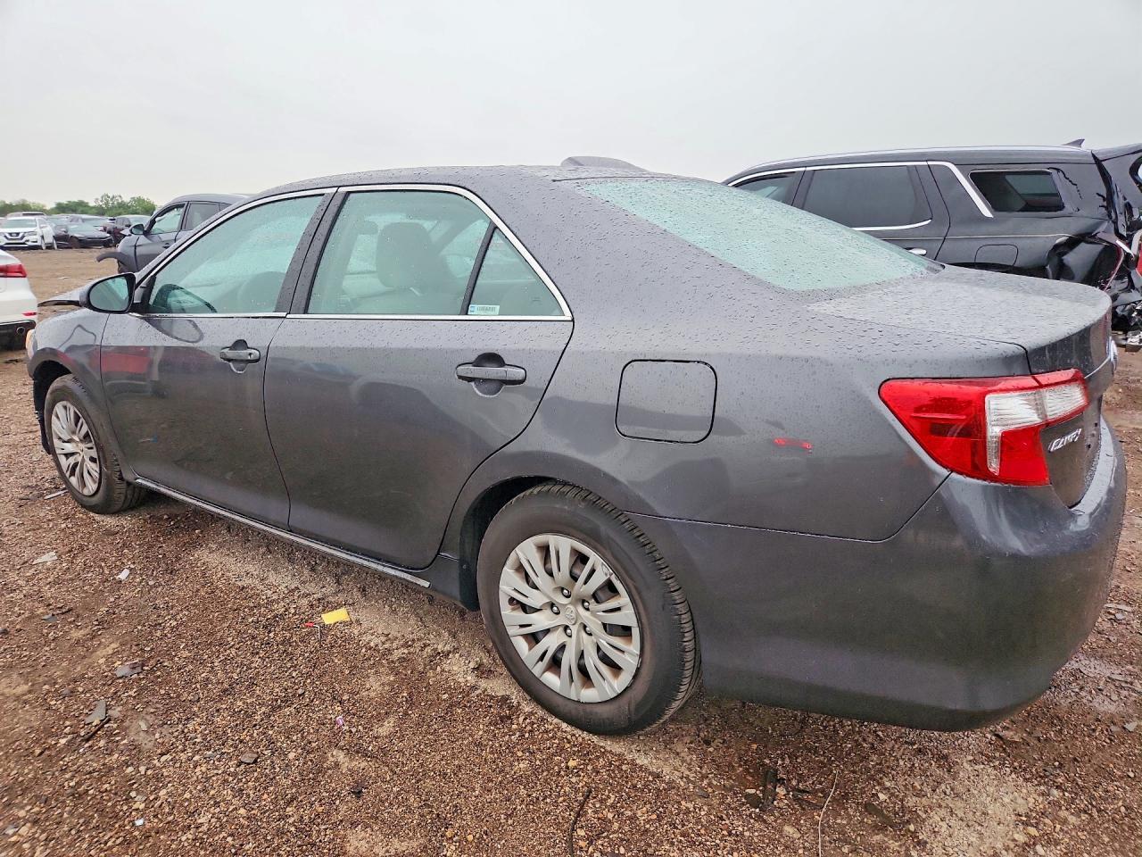 2013 Toyota Camry Le - Фото 2