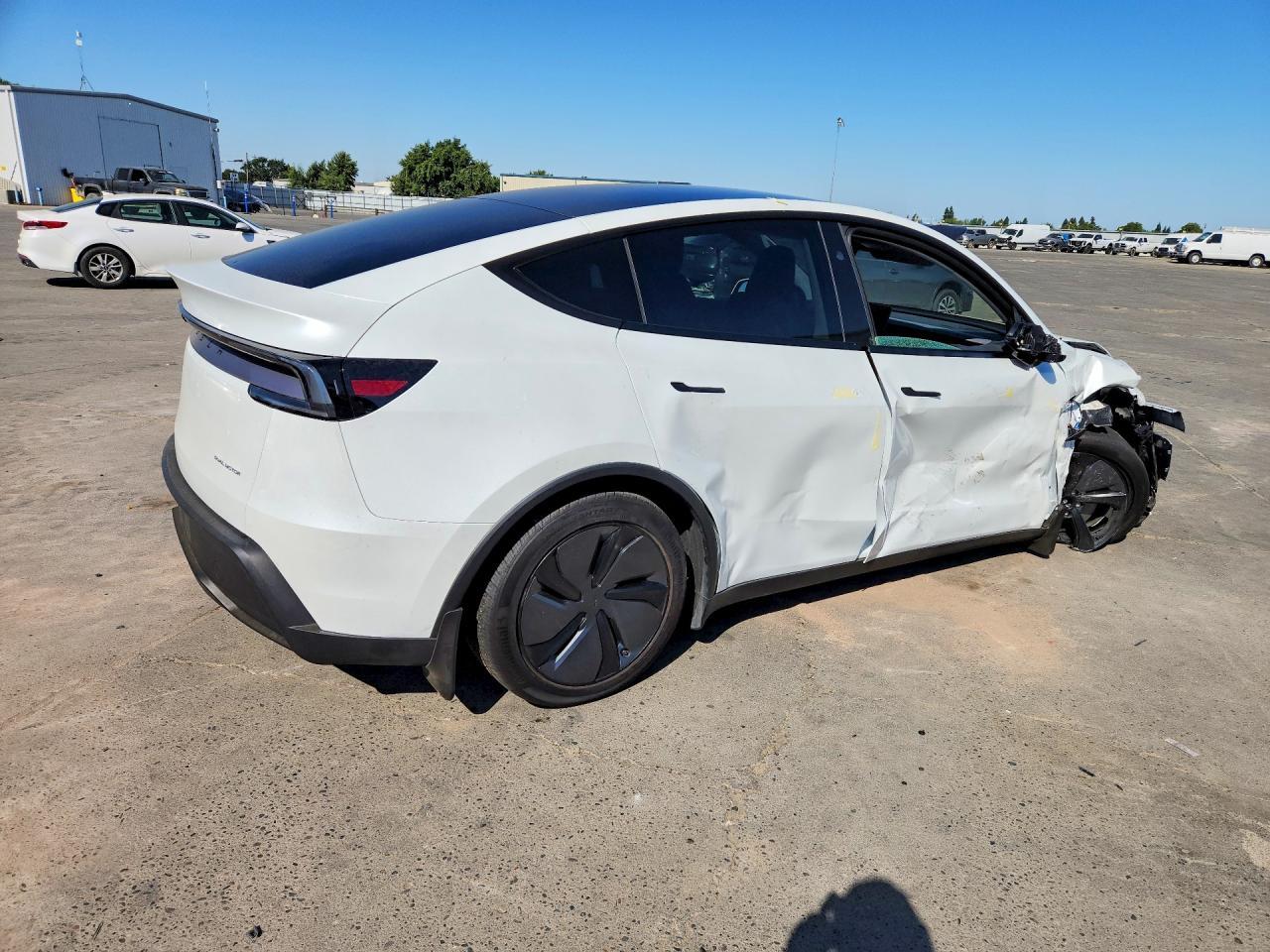 2026 Tesla Model Y - Фото 3