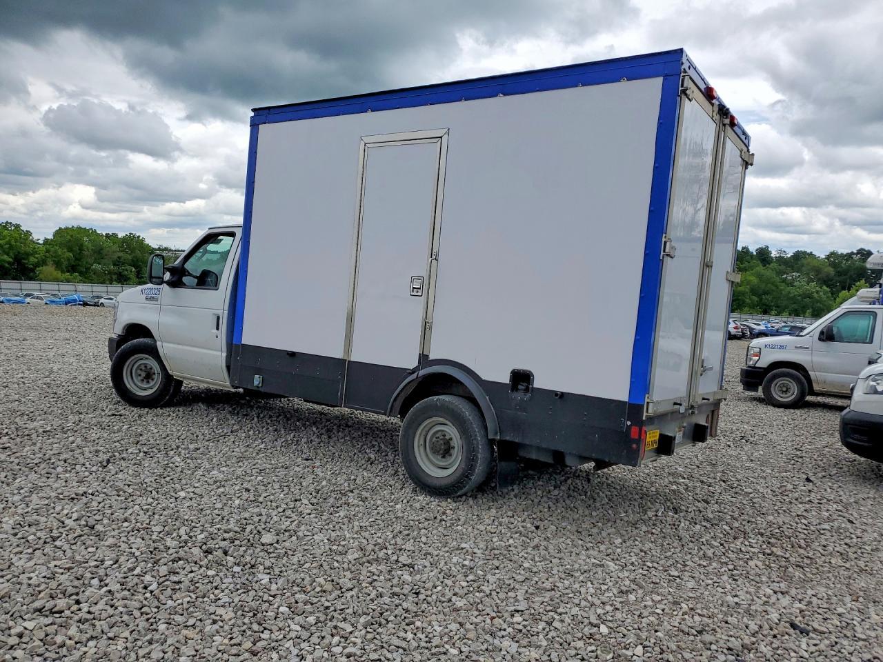 2023 Ford E350 Refrigerated Box Truck - Фото 2