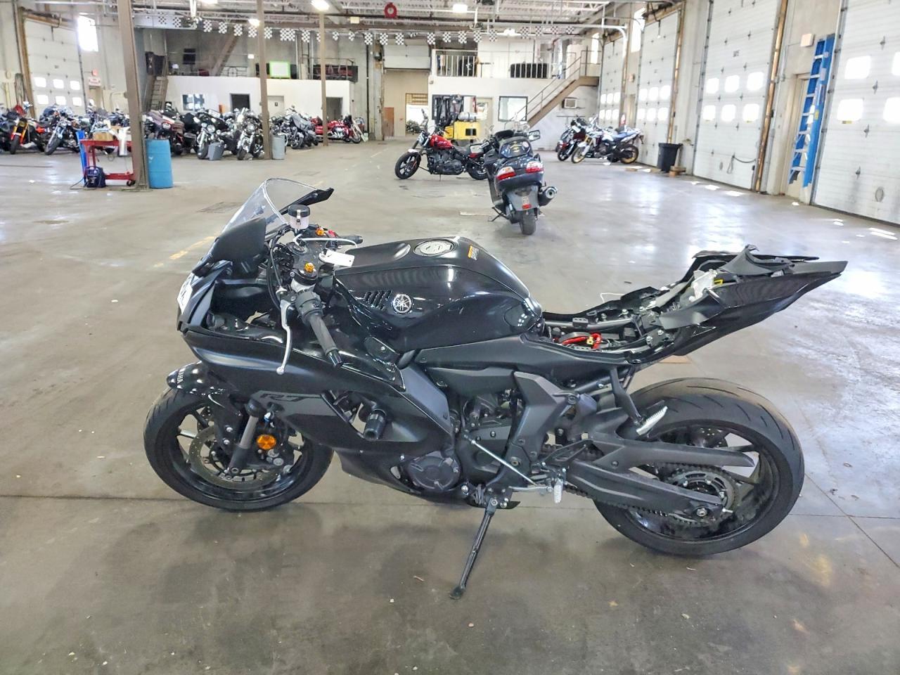 2025 Yamaha Yzfr7 - Фото 3
