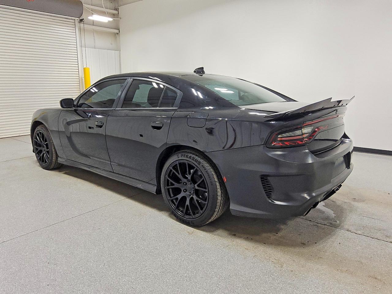 2019 Dodge Charger R - Фото 2