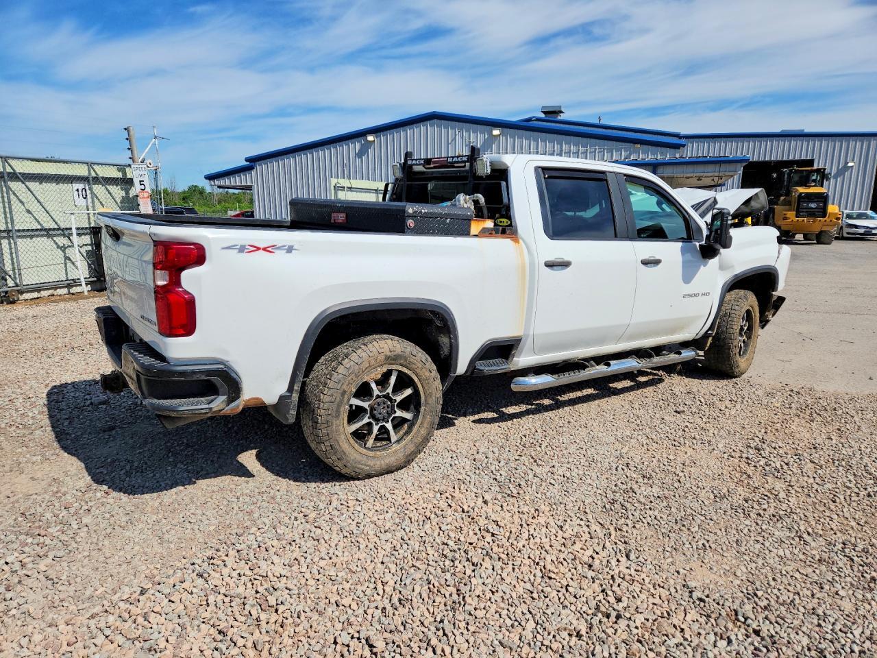 2020 Chevrolet Silverado K2500 Custom - Фото 3