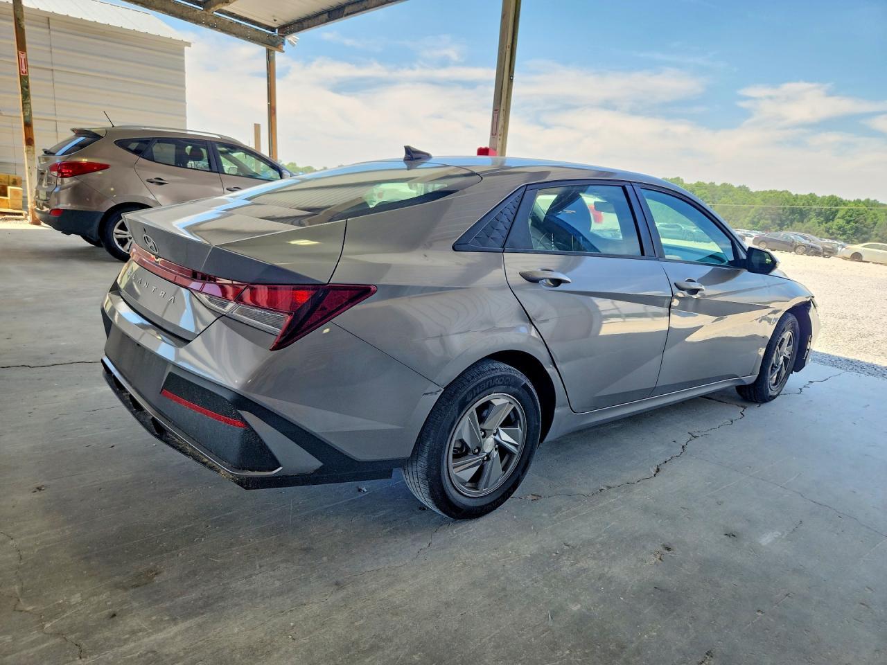 2024 Hyundai Elantra Se - Image 3