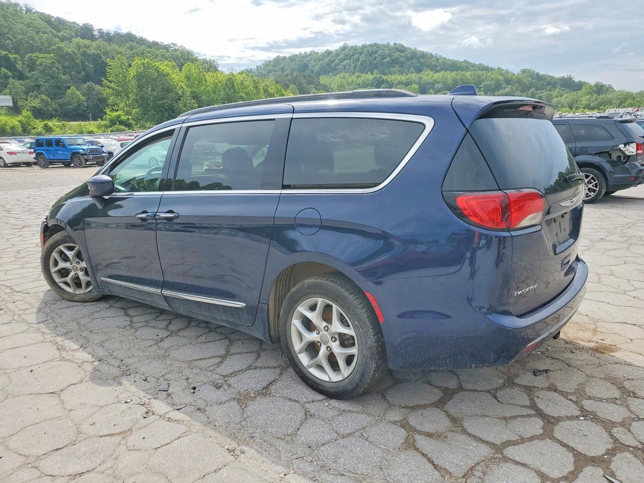 2017 Chrysler Pacifica Touring L - Image 2