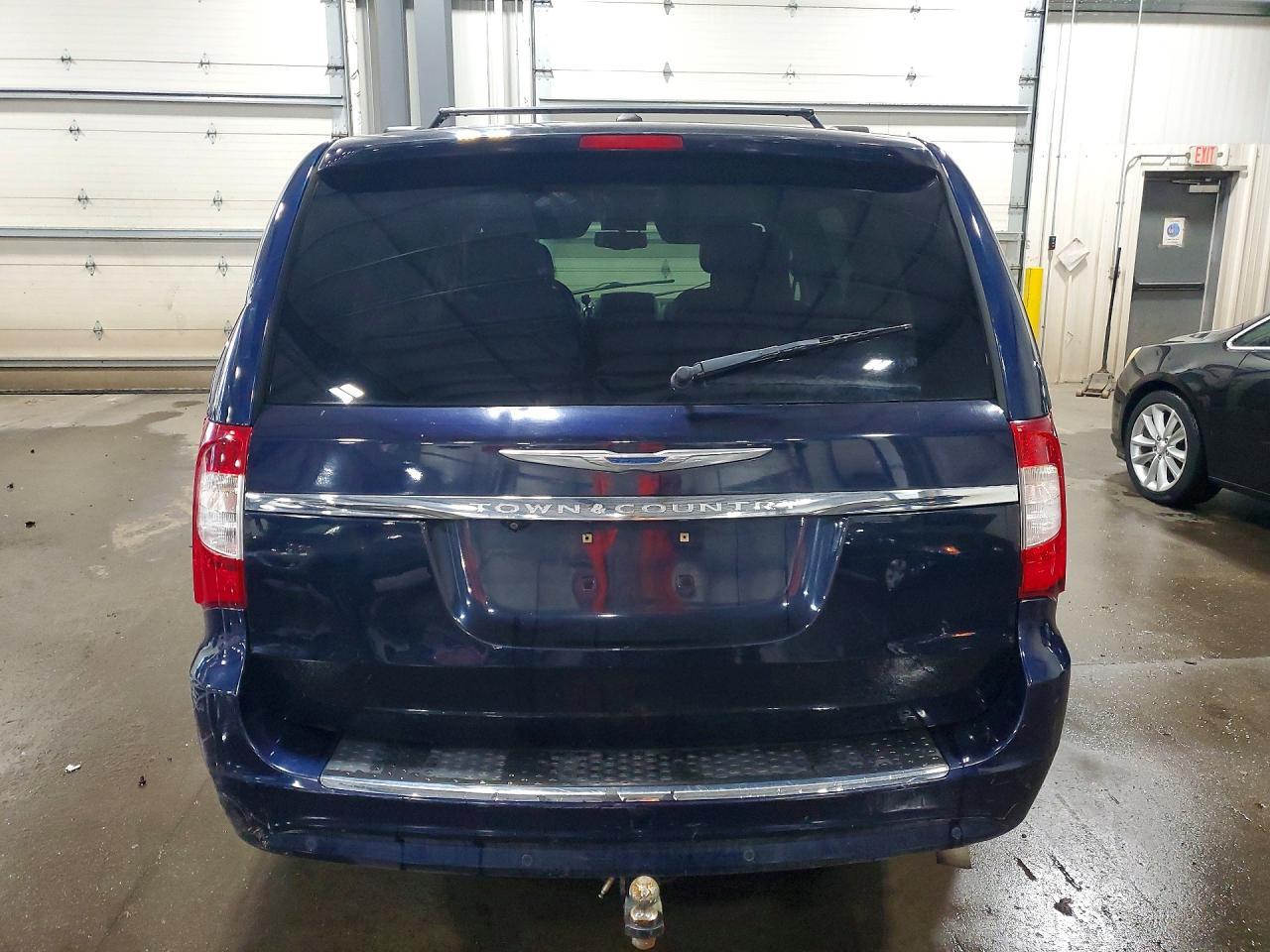 2013 Chrysler Town & Country Touring L - Image 6