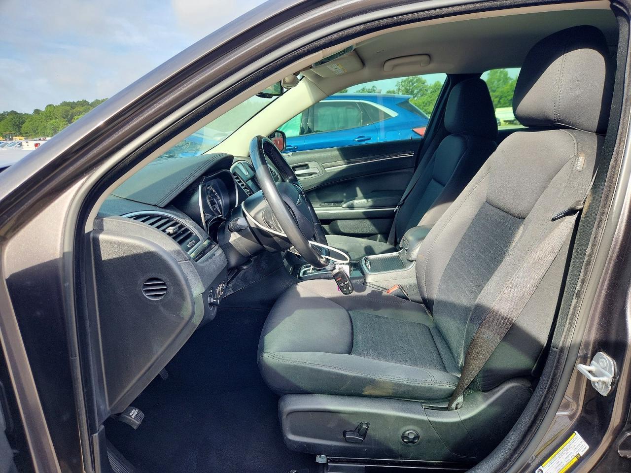 2019 Chrysler 300 Touring - Фото 7