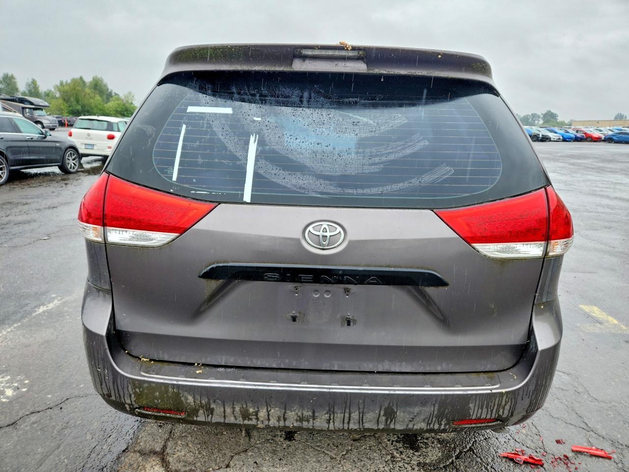 2012 Toyota Sienna Base 7-Passenger - Фото 6