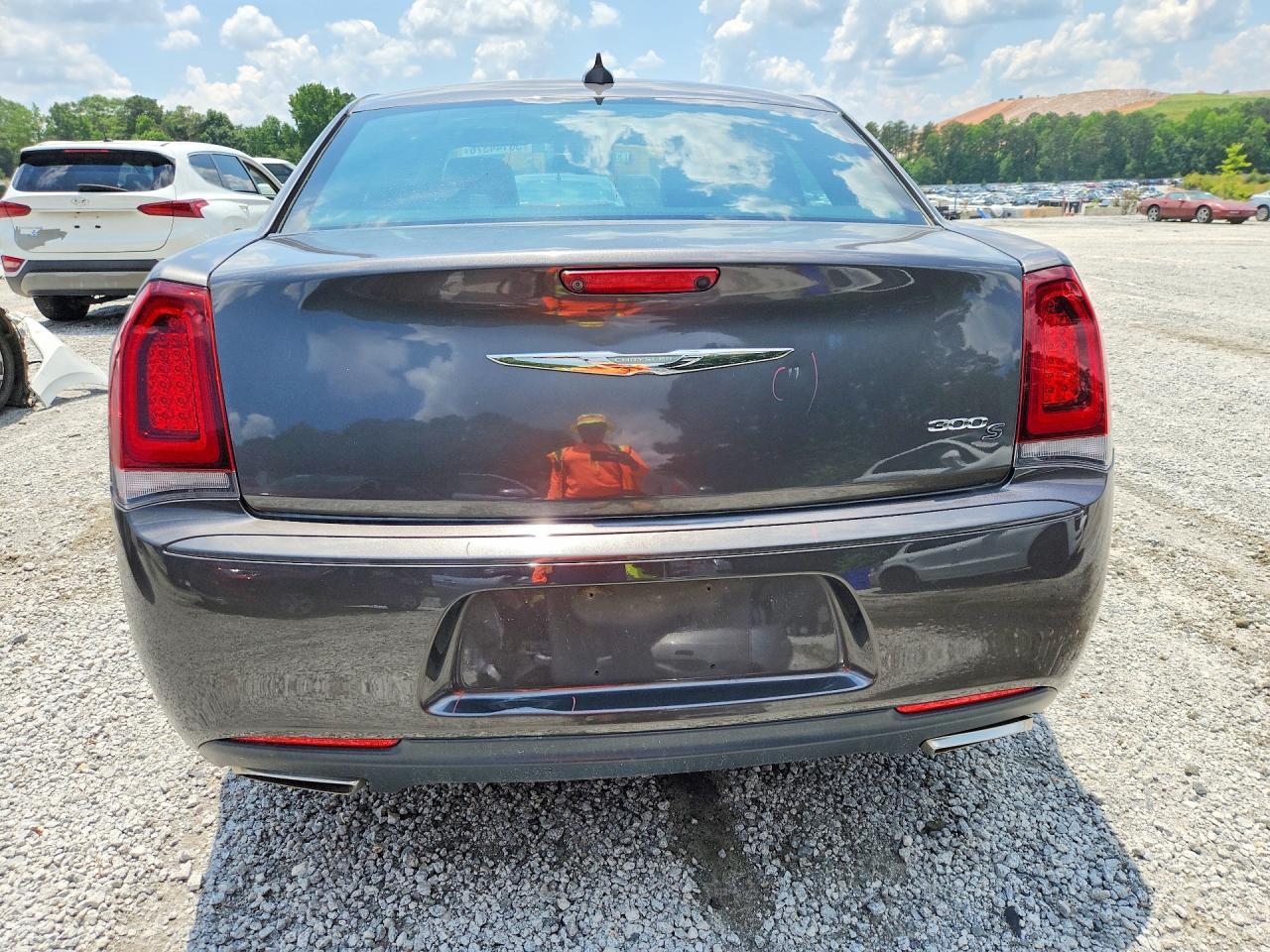 2019 Chrysler 300 S - Image 6