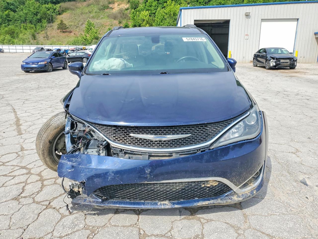 2017 Chrysler Pacifica Touring L - Image 5