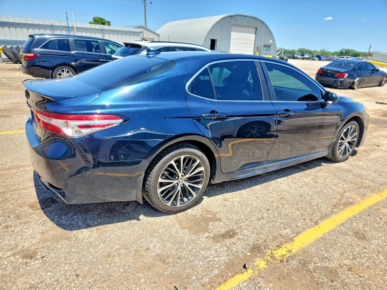 2020 Toyota Camry Se - Фото 3