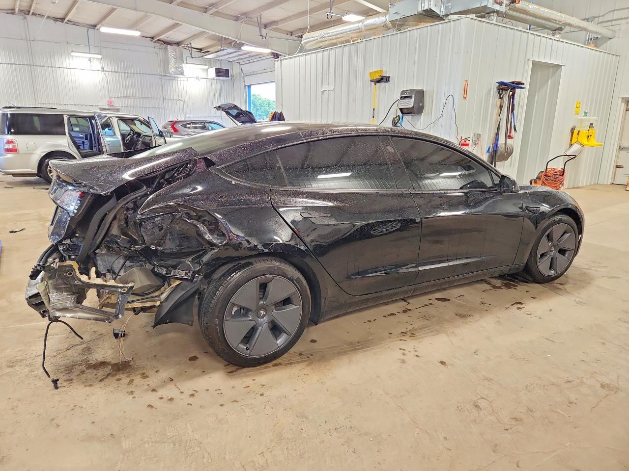 2023 Tesla Model 3 - Фото 3