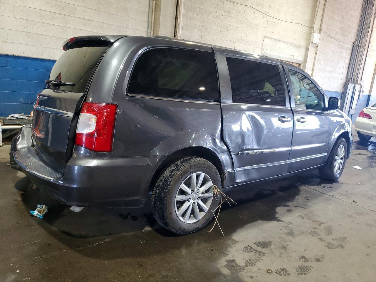 2014 Chrysler Town & Country Touring L - Image 3