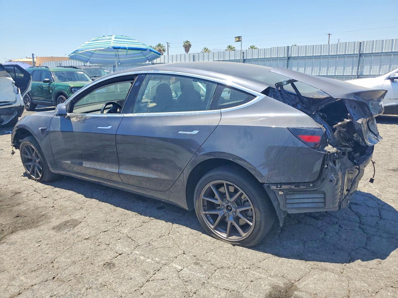 2018 Tesla Model 3 - Фото 2