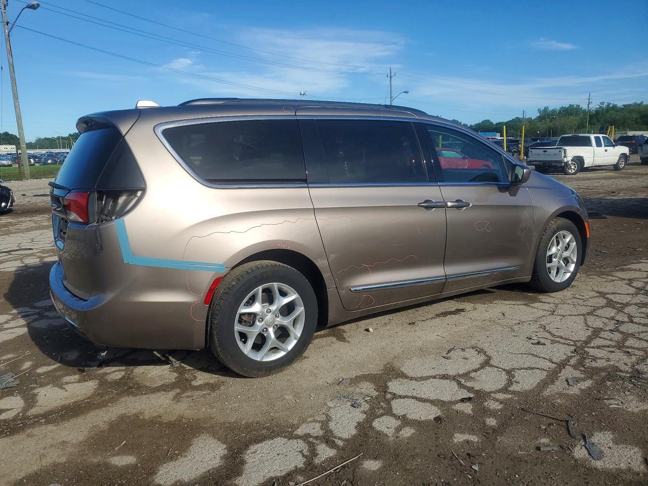 2017 Chrysler Pacifica Touring L - Фото 3