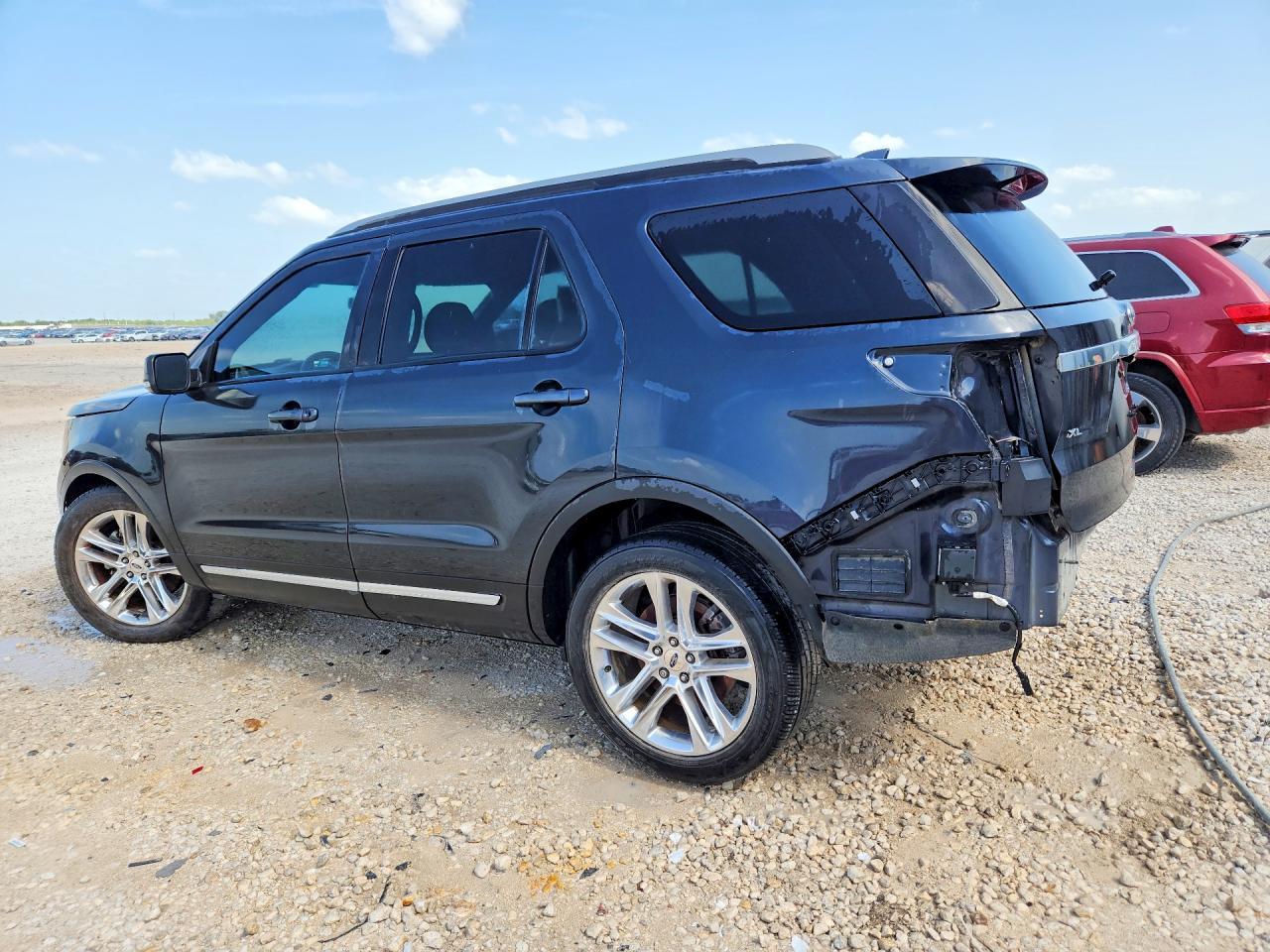 2017 Ford Explorer Xlt - Фото 2