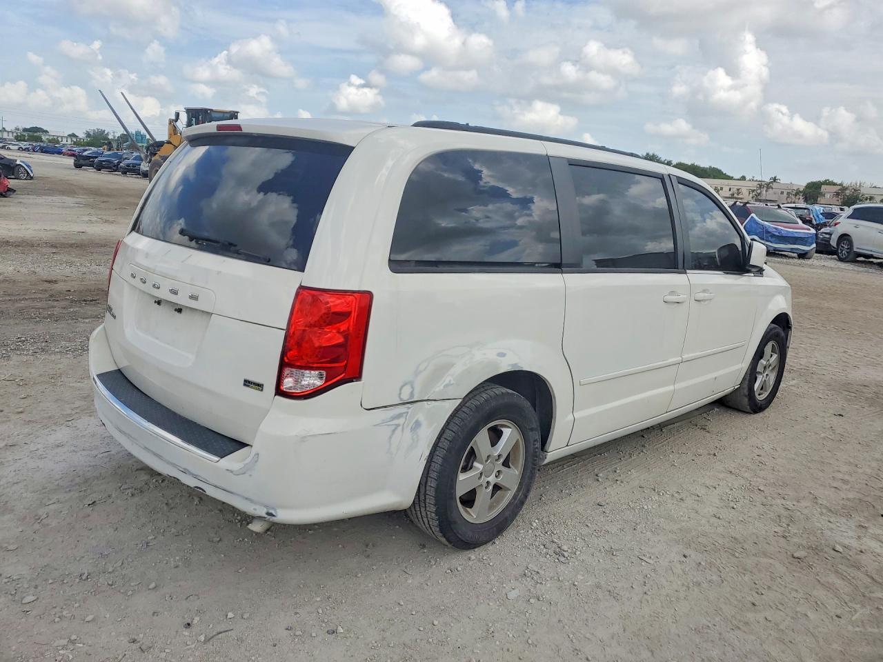 2012 Dodge Grand Caravan Sxt - Image 3