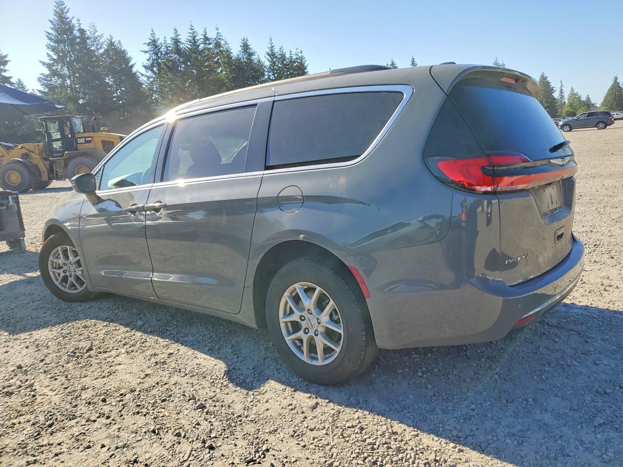 2022 Chrysler Pacifica Touring L - Image 2