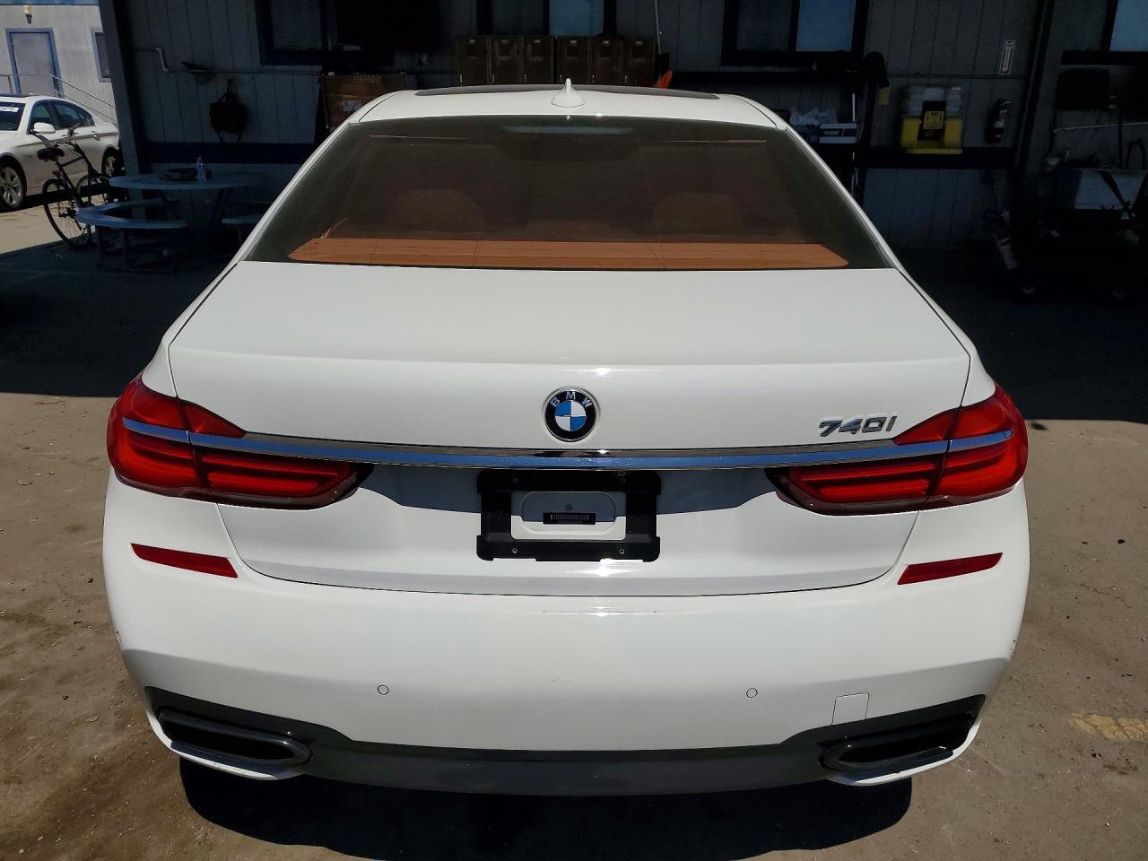 2016 BMW 740 I - Фото 6