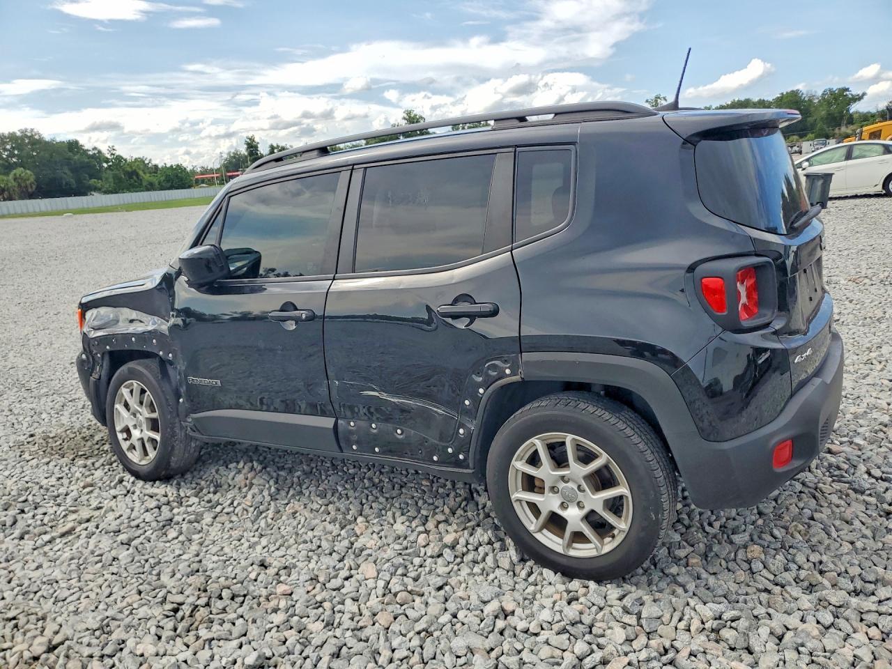 2019 Jeep Renegade Latitude - Image 2
