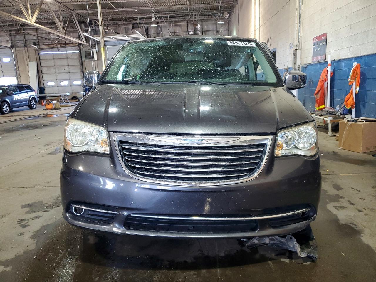 2014 Chrysler Town & Country Touring L - Image 5