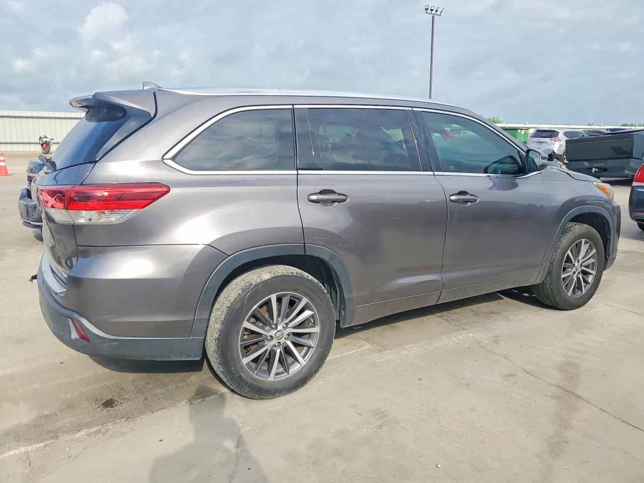 2017 Toyota Highlander Xle - Image 3
