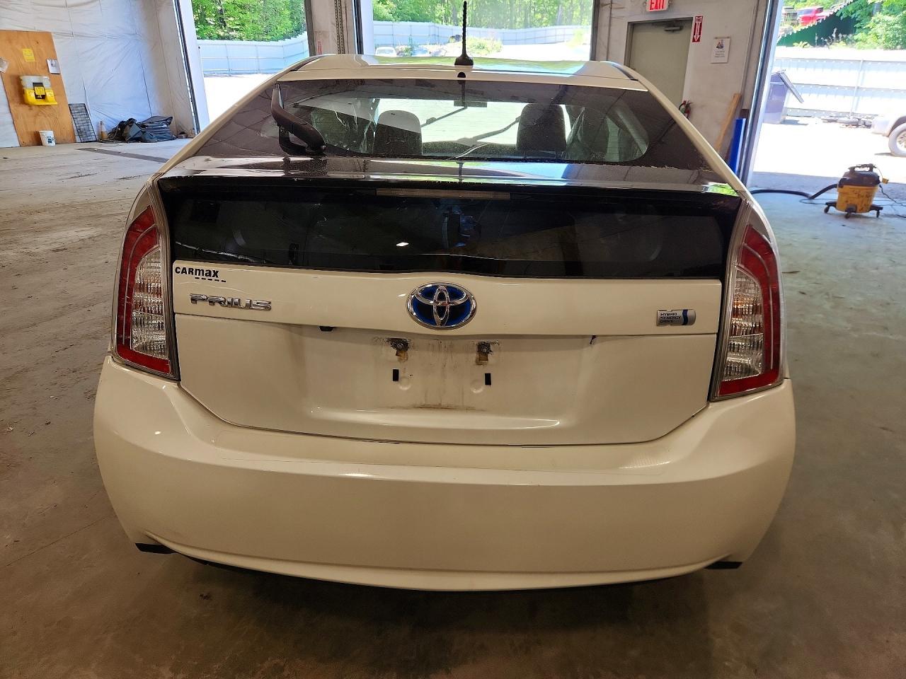 2014 Toyota Prius Three - Image 6