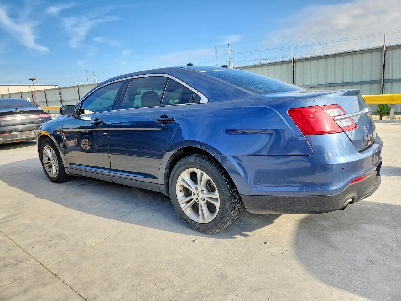2019 Ford Taurus - Фото 2