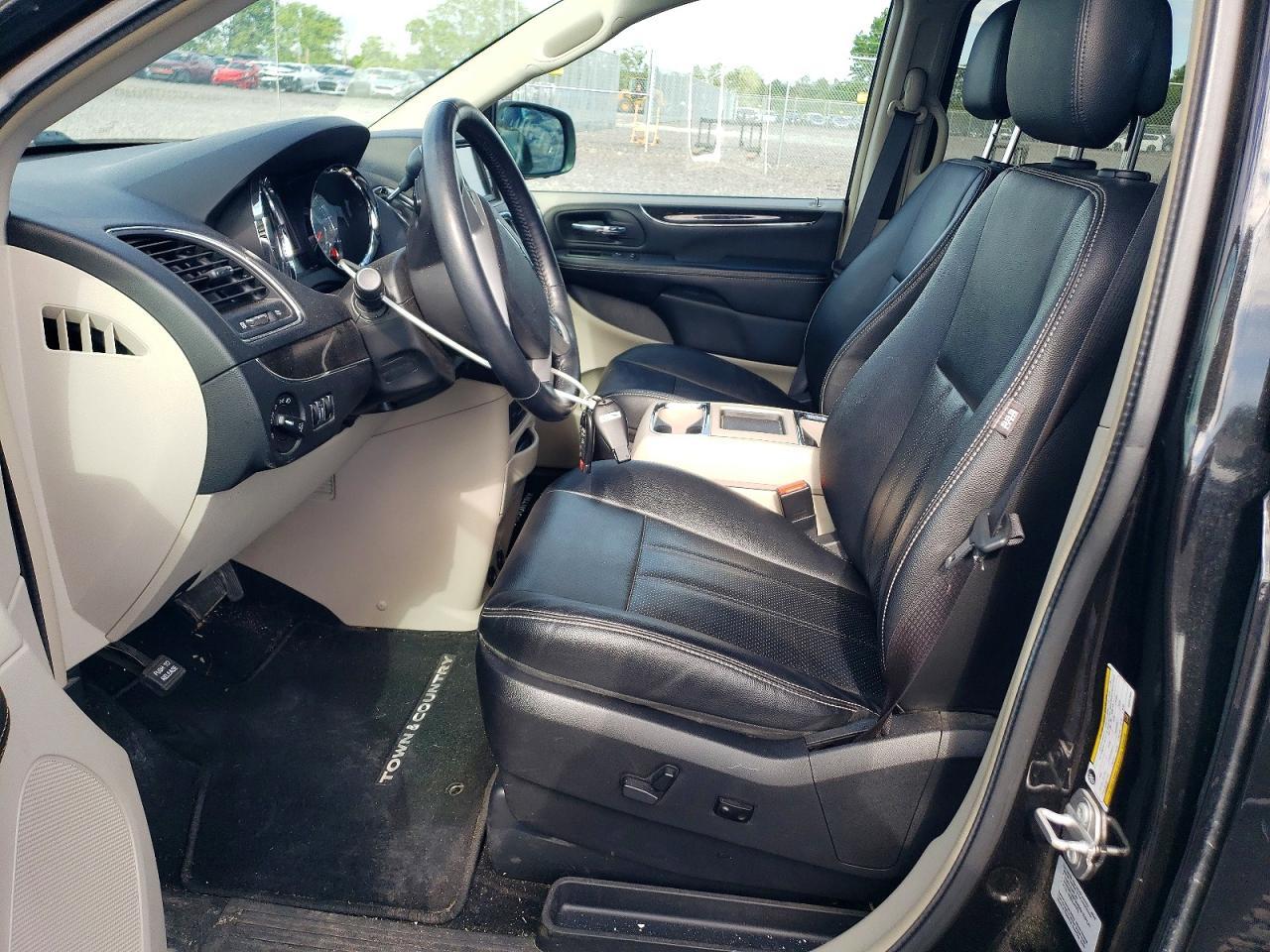 2016 Chrysler Town & Country Touring L - Фото 7