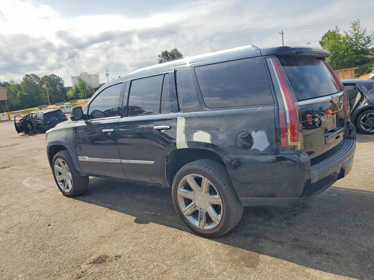 2018 Cadillac Escalade Luxury - Image 2