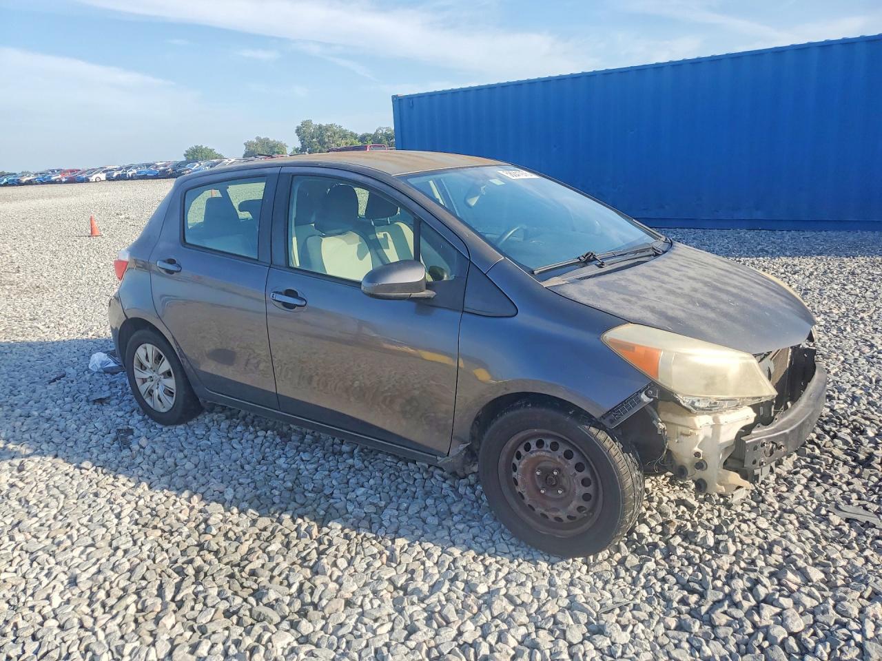 2013 Toyota Yaris 5-Door Le - Image 4