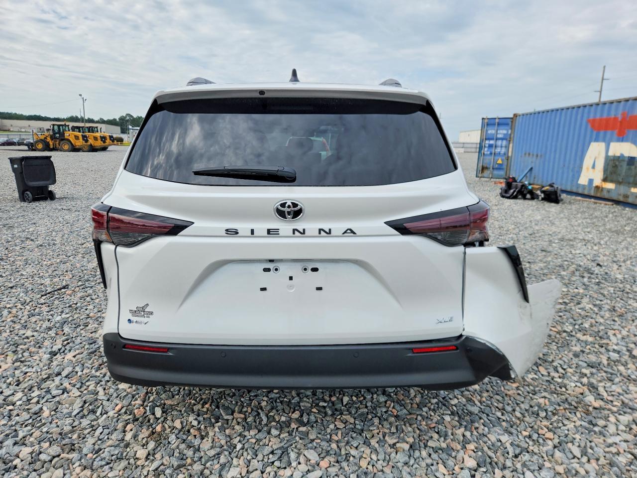 2026 Toyota Sienna Xle 8-Passenger - Image 6