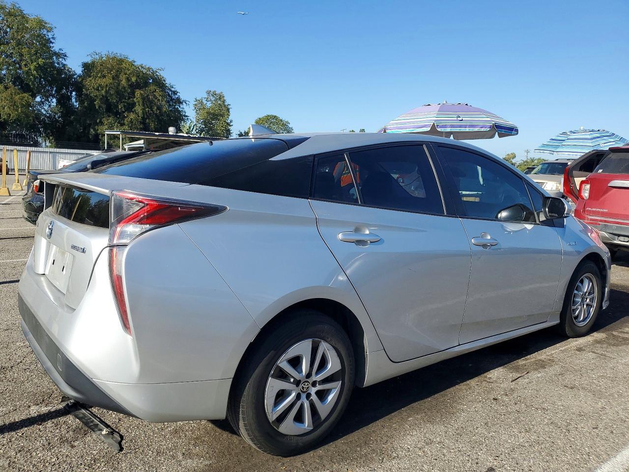 2017 Toyota Prius Two - Фото 3