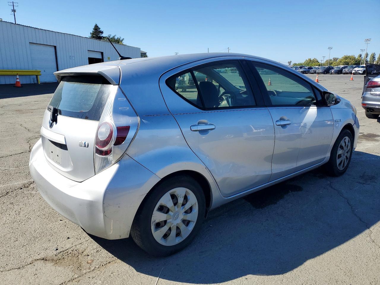 2012 Toyota Prius C Three - Фото 3