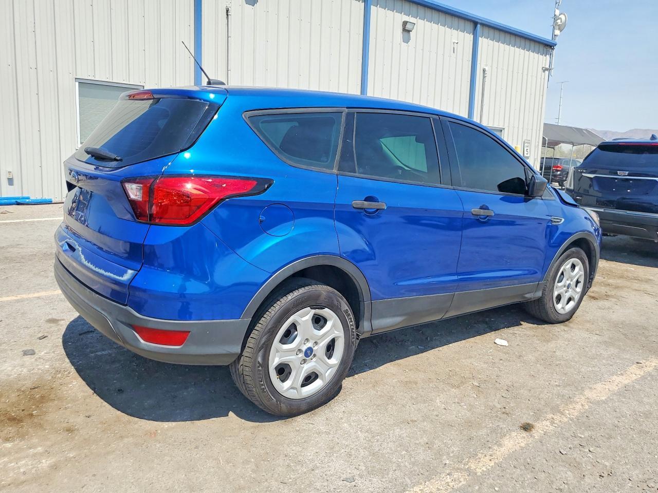 2019 Ford Escape S - Фото 3