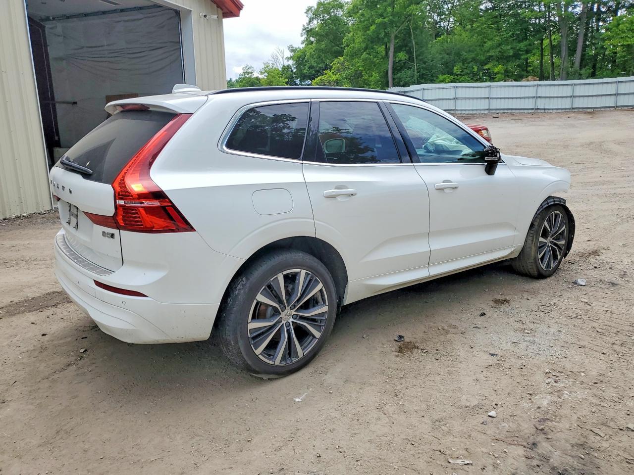2022 Volvo Xc60 B5 Momentum - Image 3