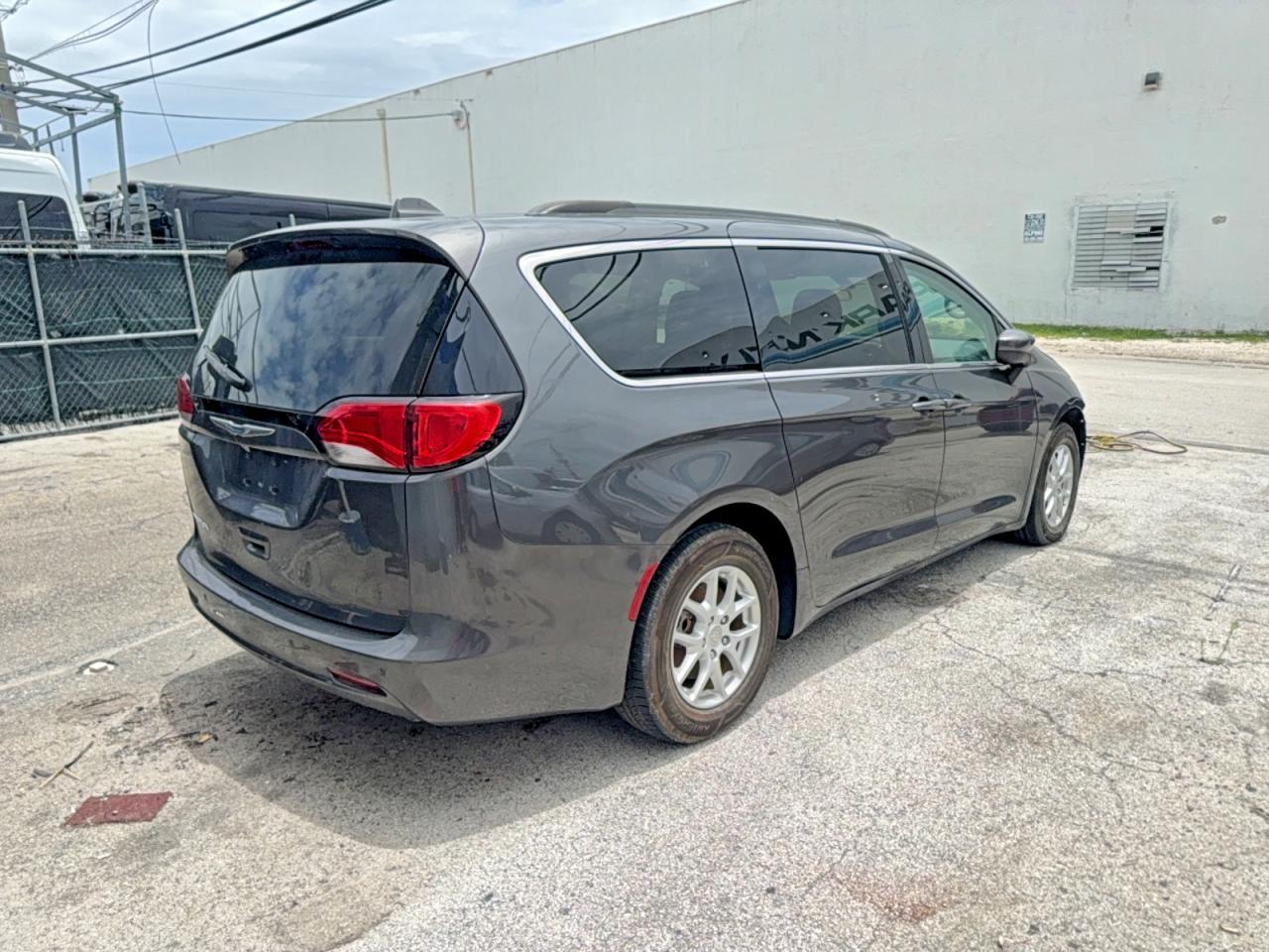 2018 Chrysler Pacifica Lx - Image 4