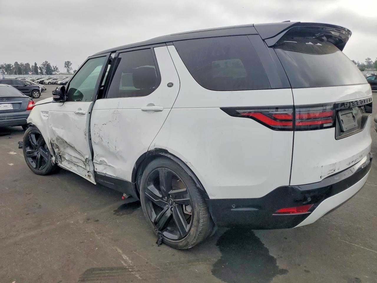 2023 Land Rover Discovery Hse R-Dynamic - Image 2