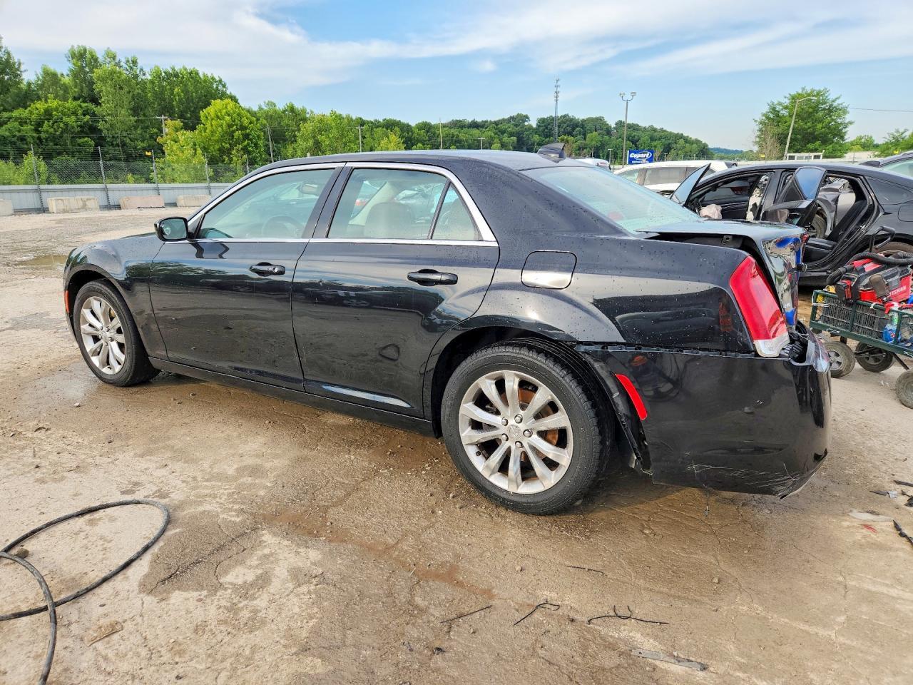 2016 Chrysler 300 Limited - Image 2