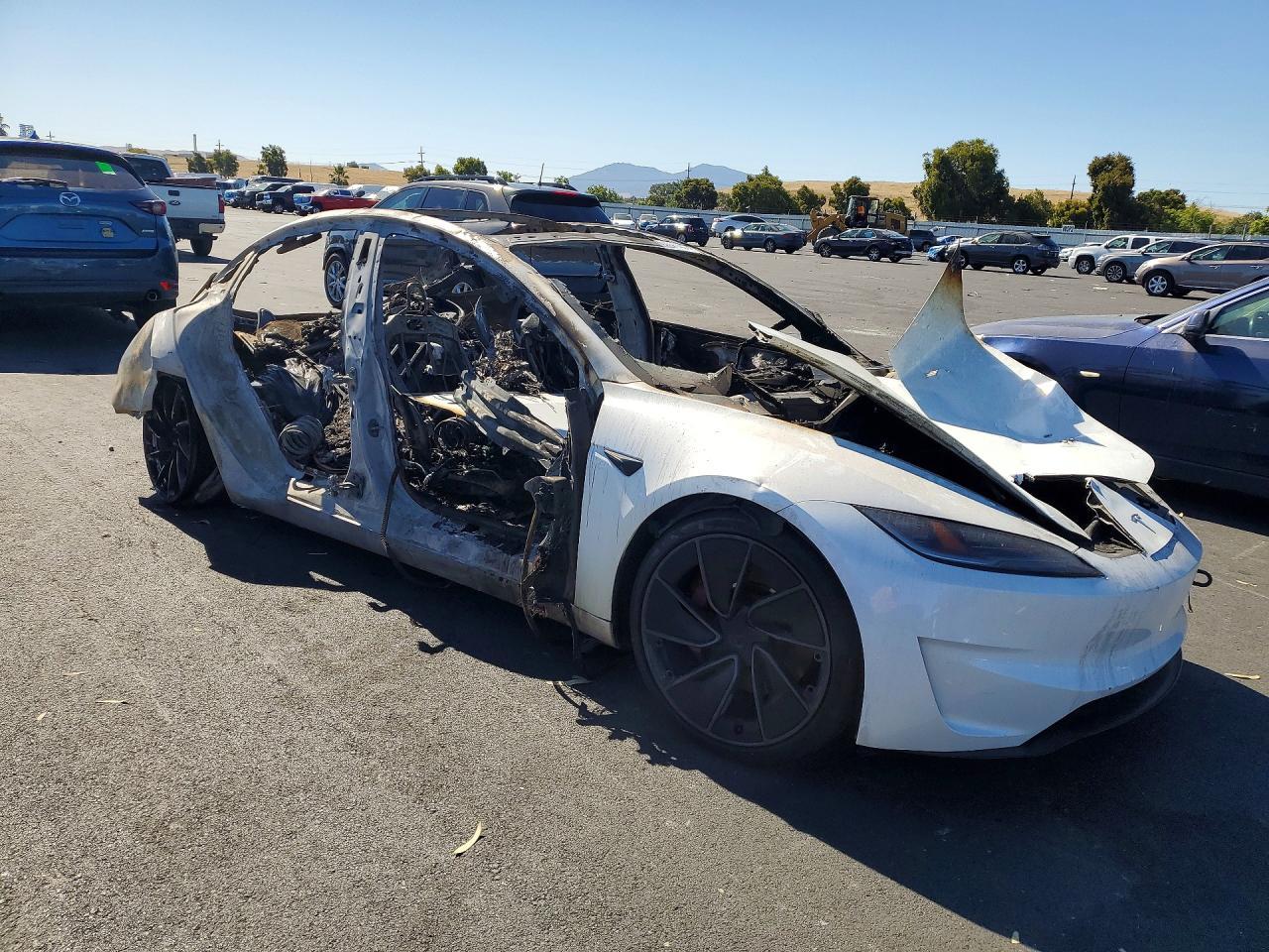 2025 Tesla Model 3 - Фото 4